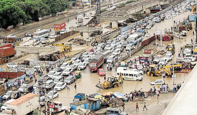 Snarls were seen at Hero Honda Chowk (above) and Signature Tower on the main carriageway of the expressway. (Rahul Grover/HT) Snarls were seen at Hero Honda Chowk (above) and Signature Tower on the main carriageway of the expressway. (Rahul Grover/HT)