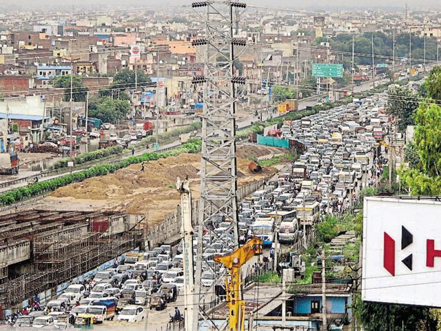 Long snarls took place at Hero Honda Chowk after downpour in Gurgaon on Wednesday.(Rahul Grover/HT Photo)