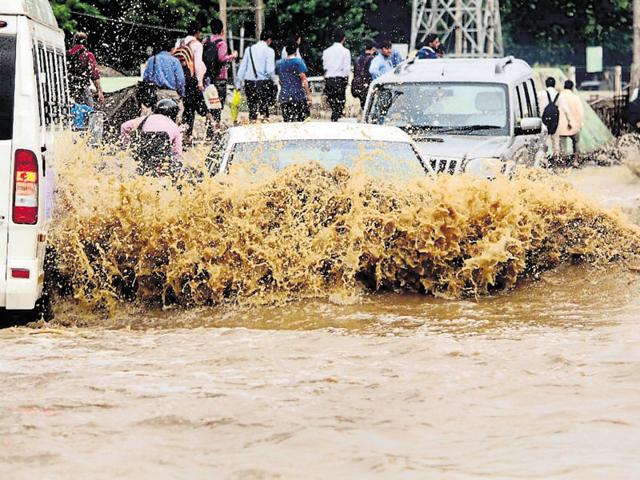 Morning rain on Wednesday once again flooded major roads of Gurgaon, but were cleared by afternoon.(Rahul Grover/HT Photo) Morning rain on Wednesday once again flooded major roads of Gurgaon, but were cleared by afternoon.(Rahul Grover/HT Photo)