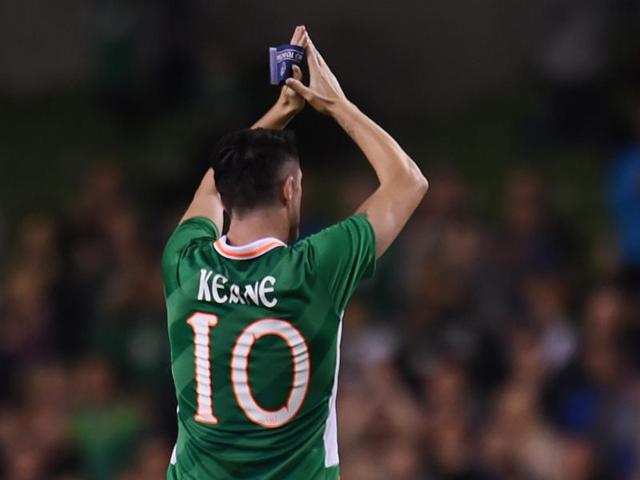 Republic of Ireland's Robbie Keane applauds fans as he walks off to be substituted. (REUTERS) Republic of Ireland's Robbie Keane applauds fans as he walks off to be substituted. (REUTERS)