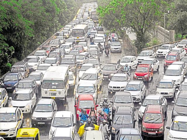 Commuters moving towards Delhi, Noida and Gurgaon were stuck on NH-24 due to the heavy rainfall. Traffic moved at a snail’s pace on Wednesday. (Sunil Ghosh/HT Photo) Commuters moving towards Delhi, Noida and Gurgaon were stuck on NH-24 due to the heavy rainfall. Traffic moved at a snail’s pace on Wednesday. (Sunil Ghosh/HT Photo)