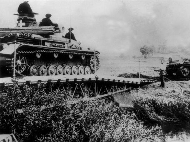 Germans tanks cross a river into Polish territory, in September 1939. (AFP Archive)
