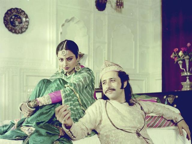 Rekha and Naseeruddin Shah on the sets of Umrao Jaan (1981), the crowning glory of her career. Rekha won the National Award for best actress for the film.