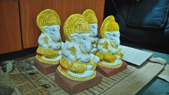 The nine-inch idols that are although made of clay but have vegetarian fish food in them have been made as part of the ‘God Save the Ocean’ campaign. (HT Photo) The nine-inch idols that are although made of clay but have vegetarian fish food in them have been made as part of the ‘God Save the Ocean’ campaign. (HT Photo)