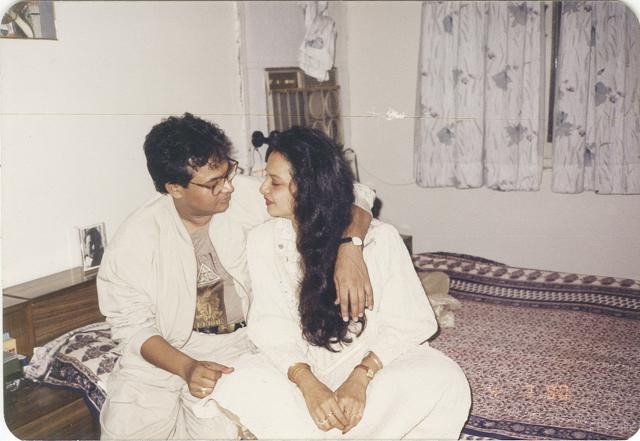 Rekha and Mukesh Agarwal at their friend Neeraj Kumar’s house in Delhi in 1990. Mukesh was a businessman who was known to mount an enormous stallion to receive guests at his farmhouse in Delhi. To everybody’s shock, Rekha married Mukesh on 4 March 1990 in Bombay. (Mala Kumar)