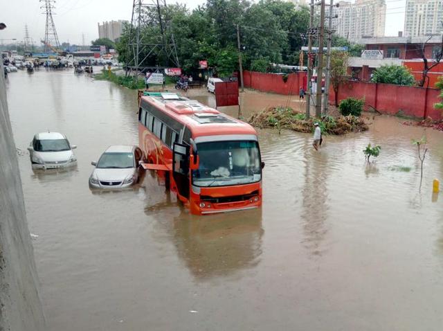 The waterlogged service-lane kept the police station premises inaccessible for the people the entire morning on Thursday. The condition improved only post noon after the police and civic agencies cleared the road. (HT Photo) The waterlogged service-lane kept the police station premises inaccessible for the people the entire morning on Thursday. The condition improved only post noon after the police and civic agencies cleared the road. (HT Photo)