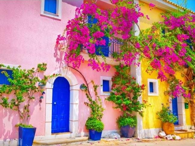 Readers of Condé Nast Traveller UK magazine have voted and named Greece the best country in the world in the 2016 edition of the Readers’ Travel Awards. Oh, how pretty is this multi-coloured house in Kefalonia Island. (visitgreecegr/instagram) 