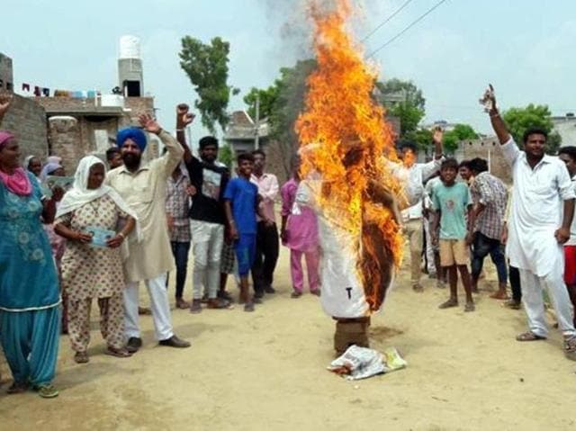 People burning effigy of AAP MP Bhagwant Mann in Muktsar on Thursday.(HT Photo)