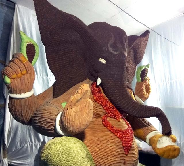 A Ganpati idol made using discarded newspapers and rice starch in Malad and decorated with Indian spices such as clove, cinnamon, chilly, cardamom and mustard seeds. (HT Photo) A Ganpati idol made using discarded newspapers and rice starch in Malad and decorated with Indian spices such as clove, cinnamon, chilly, cardamom and mustard seeds. (HT Photo)
