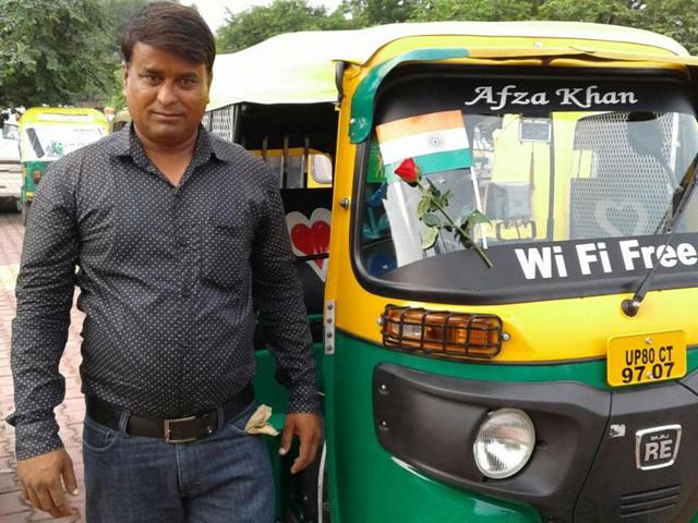 Ifraq Khan poses for a photo with his wi-fi enabled auto-rickshaw in Agra. (HT photo) Ifraq Khan poses for a photo with his wi-fi enabled auto-rickshaw in Agra. (HT photo)