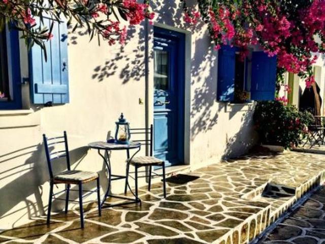 The climate of Greece is primarily Mediterranean, featuring mild winters and dry summers.  A look at Antiparos Island... (visitgreecegr/instagram) 