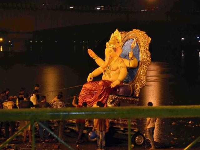 The court directed the state to form a panel to identify an alternative plot for parking of vehicles during Ganesh immersion next year.(HT Photo) The court directed the state to form a panel to identify an alternative plot for parking of vehicles during Ganesh immersion next year.(HT Photo)
