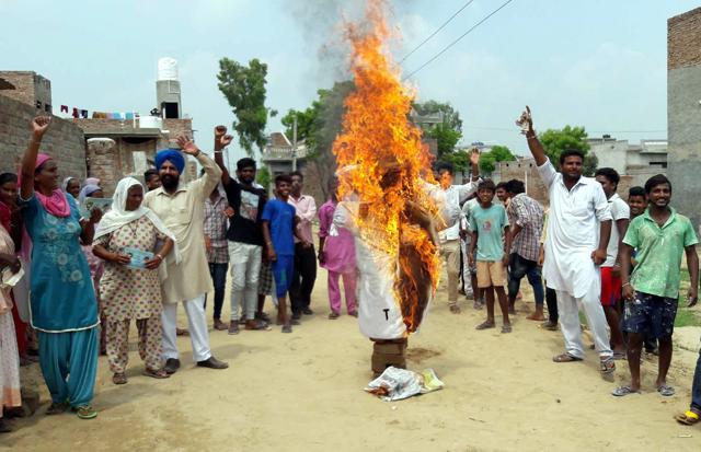 People burning effigy of AAP MP Bhagwant Mann in Muktsar on Thursday. (HT Photo) People burning effigy of AAP MP Bhagwant Mann in Muktsar on Thursday. (HT Photo)