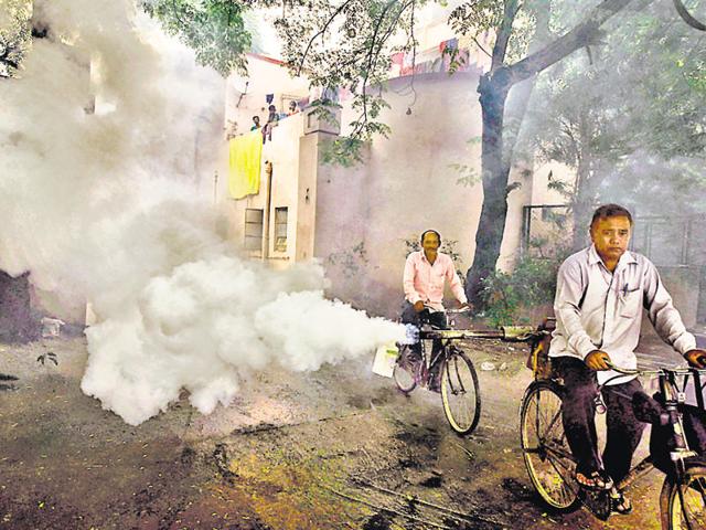 Fumigation drive in Moti Bagh I, New Delhi on Thursday. 432 chikungunya cases have been diagnosed in the national capital this year till August 27 and 487 dengue cases.(Sanjeev Verma/Hindustan Times) Fumigation drive in Moti Bagh I, New Delhi on Thursday. 432 chikungunya cases have been diagnosed in the national capital this year till August 27 and 487 dengue cases.(Sanjeev Verma/Hindustan Times)
