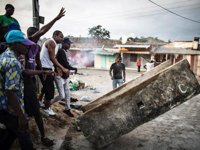 Protesters set up a barricade in the Nstara district of Libreville. (AFP Photo) Protesters set up a barricade in the Nstara district of Libreville. (AFP Photo)