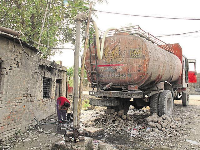 Extraction of groundwater is banned in Ghaziabad but many industrialists and realtors install borewells for use in their projects. (Sakib Ali/HT File Photo) Extraction of groundwater is banned in Ghaziabad but many industrialists and realtors install borewells for use in their projects. (Sakib Ali/HT File Photo)