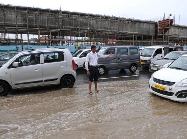 The police personnel in Gurgaon brave snarls, rain and public apathy in the absence of any protective gear. (Parveen Kumar/HT Photo) The police personnel in Gurgaon brave snarls, rain and public apathy in the absence of any protective gear. (Parveen Kumar/HT Photo)