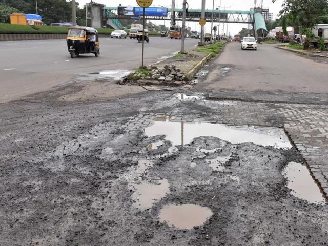 The civic body will approach the traffic police for permissions to allow 24x7 work on the roads. (HT File)