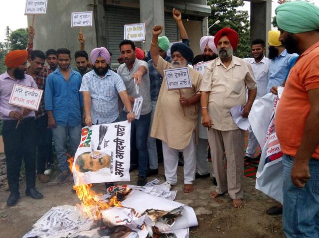 AAP protesting against Arvind Kejriwal in Nawanshahr on Thursday.(HT Photo)