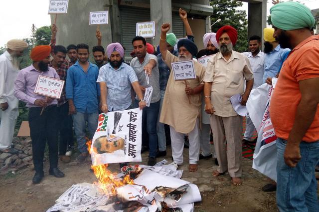 AAP protest against Sanjay Singh and Durgesh Pathak in Patiala on Thursday. (Bharat Bhushan/HT Photo) AAP protest against Sanjay Singh and Durgesh Pathak in Patiala on Thursday. (Bharat Bhushan/HT Photo)