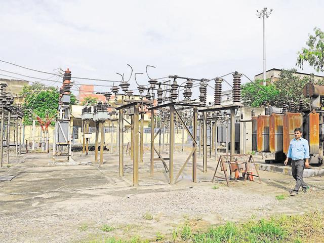 On Thursday evening, Residents said that they had faced power outages of more than 15 hours in the last 36 hours. (Burhaan Kinu/HT Photo) On Thursday evening, Residents said that they had faced power outages of more than 15 hours in the last 36 hours. (Burhaan Kinu/HT Photo)