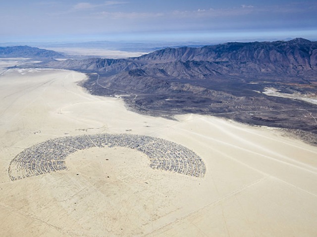 These bird’s-eye-view photos show the madness that is Burning Man ...