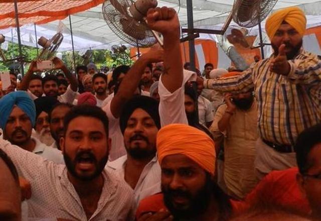 Journalists being chased out of the venue of AAP rally in Bassi Pathana, Fatehgarh Sahib, on Thursday. (HT File Photo)