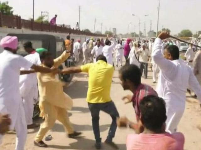 AAP workers being attacked by SAD supporters in Malout on Saturday.(HT Photo)