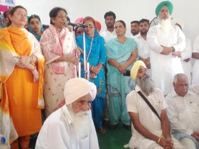 Congress member of Parliament Santosh Chowdhary addressing a Congress women’s rally at Patti in Tarn Taran district on Friday. (HT Photo) Congress member of Parliament Santosh Chowdhary addressing a Congress women’s rally at Patti in Tarn Taran district on Friday. (HT Photo)