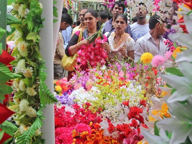 READY FOR FESTIVITIES: Devotees buy flowers at Crawford Market before Ganeshotsav. (Satyabrata Tripathy/ht ) 