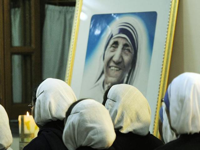 A nun from the members of Mother Teresa's order, the Missionaries of Charity, holds a prayer card during the unveiling of an official canonization portrait of Mother Teresa at the John Paul II National Shrine in Washington, US, on September 1, 2016.(Reuters Photo)