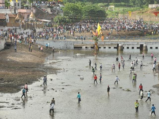 Villagers throw stones during the Gotmar Mela in Chhindwara on Friday.(HT photo) Villagers throw stones during the Gotmar Mela in Chhindwara on Friday.(HT photo)