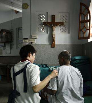 Volunteers lend a helping hand to inmates at the home for sick, dying and destitute at Nirmal Hriday, Kalighat area, Kolkata. (Samir Jana/HT PHOTO)