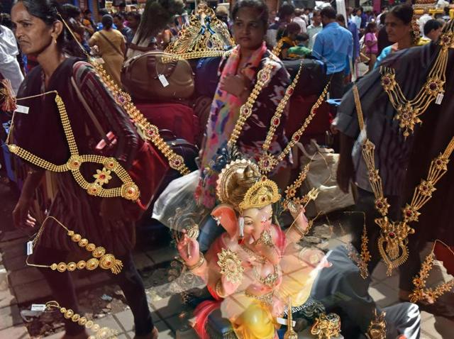 READY FOR ARRIVAL: People shop for Ganeshotsav at Dadar market. (Pratham Gokhale/HT ) 