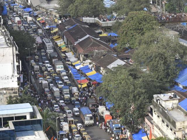 FESTIVE CROWD: A traffic snarl on Senapati Bapat Marg, near Dadar  railway station, owing to devotees crowding the markets. (Anshuman Poyrekar/HT) 