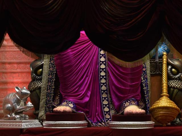 TIME FOR BLESSINGS: A sneak peek of the famous Lalbaugcha Raja. (Anshuman Poyrekar/HT ) 