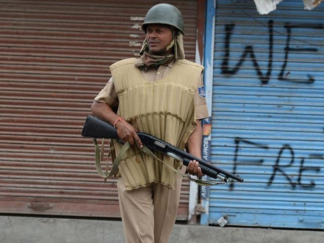 A soldier holds a pellet gun as he patrols in Srinagar.(AFP Photo)