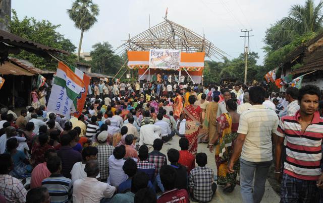 On Friday Trinamool leaders celebrated Singur Divas beside the Nano plant. (Ashok Nath Dey) On Friday Trinamool leaders celebrated Singur Divas beside the Nano plant. (Ashok Nath Dey)