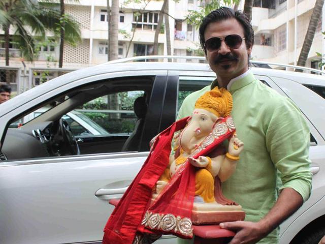 Vivek Oberoi and his family have been celebrating Ganesh Chaturthi for many years. The Oberoi family has a photographer almost every year as they bring the idol home and during visarjan. (Yogen Shah/ HT Photo) Vivek Oberoi and his family have been celebrating Ganesh Chaturthi for many years. The Oberoi family has a photographer almost every year as they bring the idol home and during visarjan. (Yogen Shah/ HT Photo)