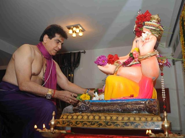 Jeetendra along with his entire family are known for celebrating the festival with pomp. Jeetendra along with his entire family are known for celebrating the festival with pomp.