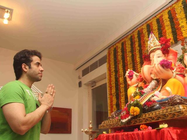 Tusshar Kapoor prays to a Ganesha idol. Tusshar Kapoor prays to a Ganesha idol.