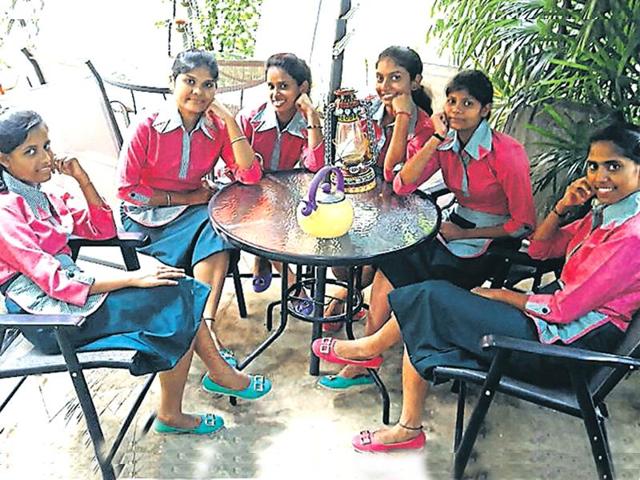 The cafeteria La Gravitea in an attempt to defy all odds and stereotypes, has employed 7 deaf and mute young women.(HT Photo) The cafeteria La Gravitea in an attempt to defy all odds and stereotypes, has employed 7 deaf and mute young women.(HT Photo)