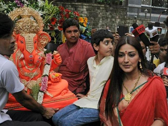 Sonali Bendre Behl can be seen giving Lord Ganesha a grand send-off. (Twitter) Sonali Bendre Behl can be seen giving Lord Ganesha a grand send-off. (Twitter)