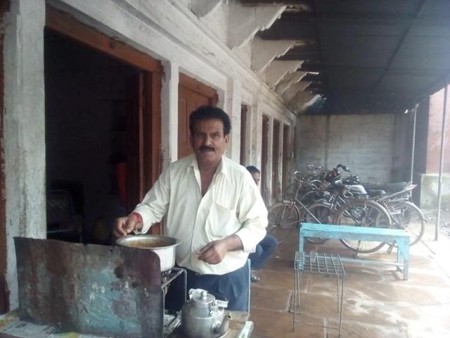 Former hockey player Vijay Survey prepares tea at a stall in Guna’s Station Road area.(HT photo)