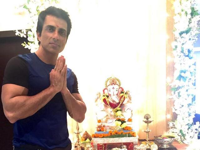 Sonu Sood offering prayers to Ganpati. (Twitter) Sonu Sood offering prayers to Ganpati. (Twitter)