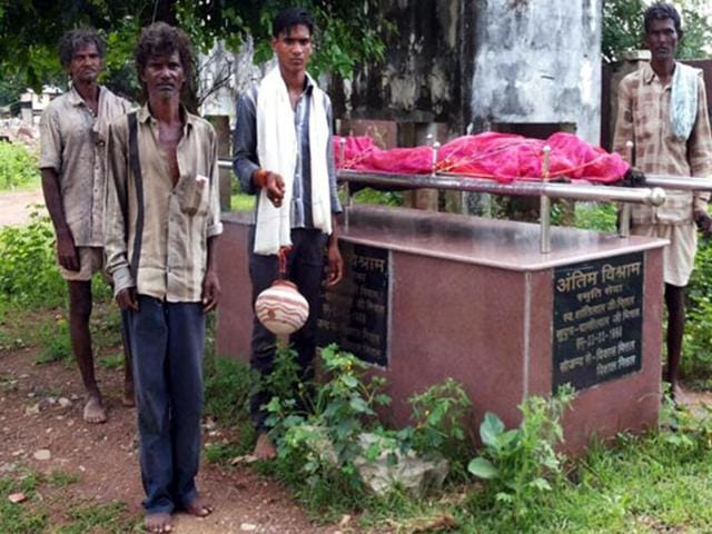 Nojibai’s family waits outside the crematorium in Ratangarh village of Neemuch district on Friday.(HT Photo)