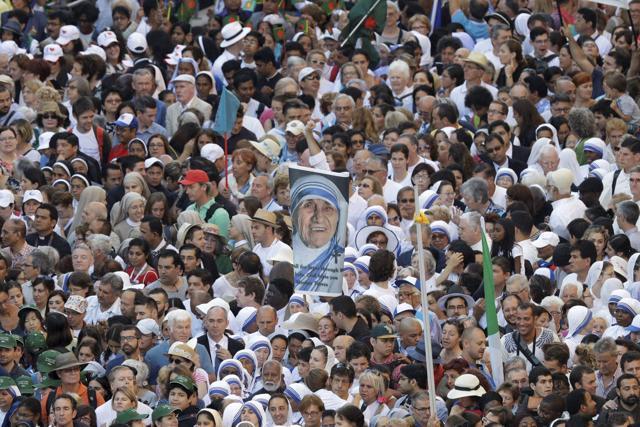 Faithful and pilgrims wait to enter in St. Peter's Square at the Vatican before the canonisation ceremony. (AP Photo) Faithful and pilgrims wait to enter in St. Peter's Square at the Vatican before the canonisation ceremony. (AP Photo)