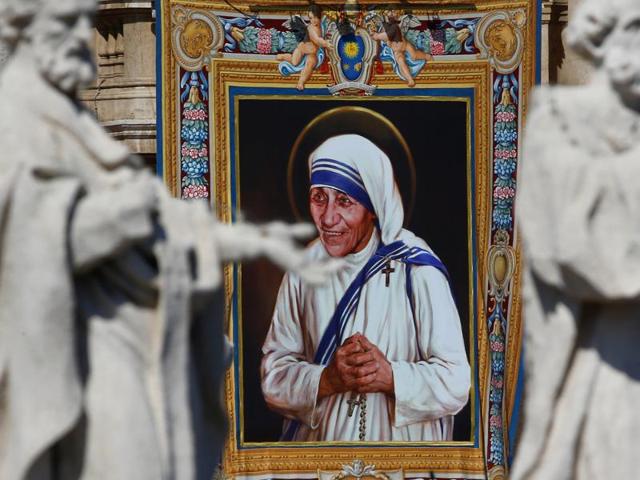 A tapestry depicting Mother Teresa of Calcutta is seen in the facade of Saint Peter's Basilica during a mass, celebrated by Pope Francis, for her canonisation in Saint Peter's Square at the Vatican on Sunday. (Stefano Rellandini/REUTERS) 