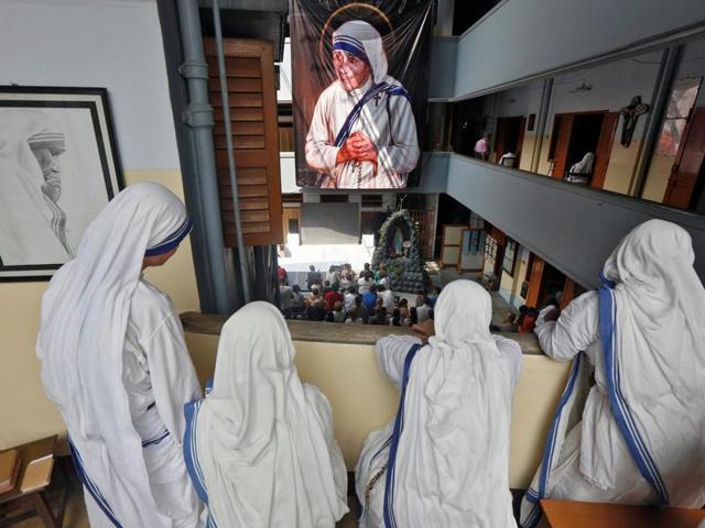 Nuns from the Missionaries of Charity in Kolkata, India, watch a live broadcast of the canonisation of Mother Teresa at a ceremony held in the Vatican, September 4, 2016. REUTERS/Rupak De Chowdhuri (REUTERS) 