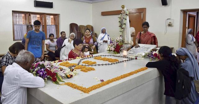 Nuns and devotees offering prayers at Mother Teresa's tomb in Missionaries of Charity House ahead of her canonization by Vatican Church, in Kolkata on Saturday. (PTI) Nuns and devotees offering prayers at Mother Teresa's tomb in Missionaries of Charity House ahead of her canonization by Vatican Church, in Kolkata on Saturday. (PTI)